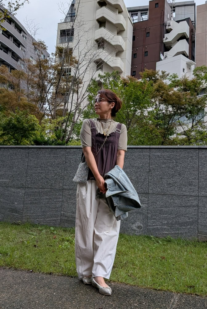 【60代お手本スナップ〈虎ノ門〉】シルバーにゴールドを散りばめて抜け感を演出した「秋色」レイヤードスタイル