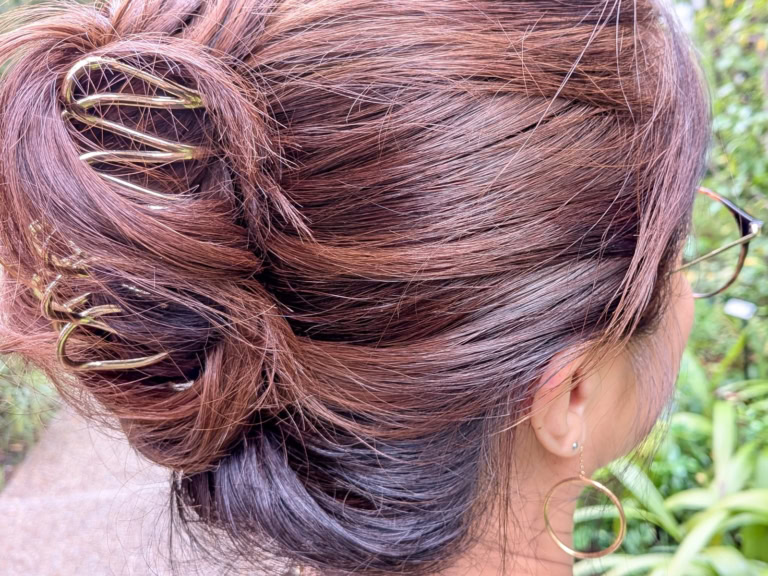 ゴールドのヘアクリップとゴールドピアス