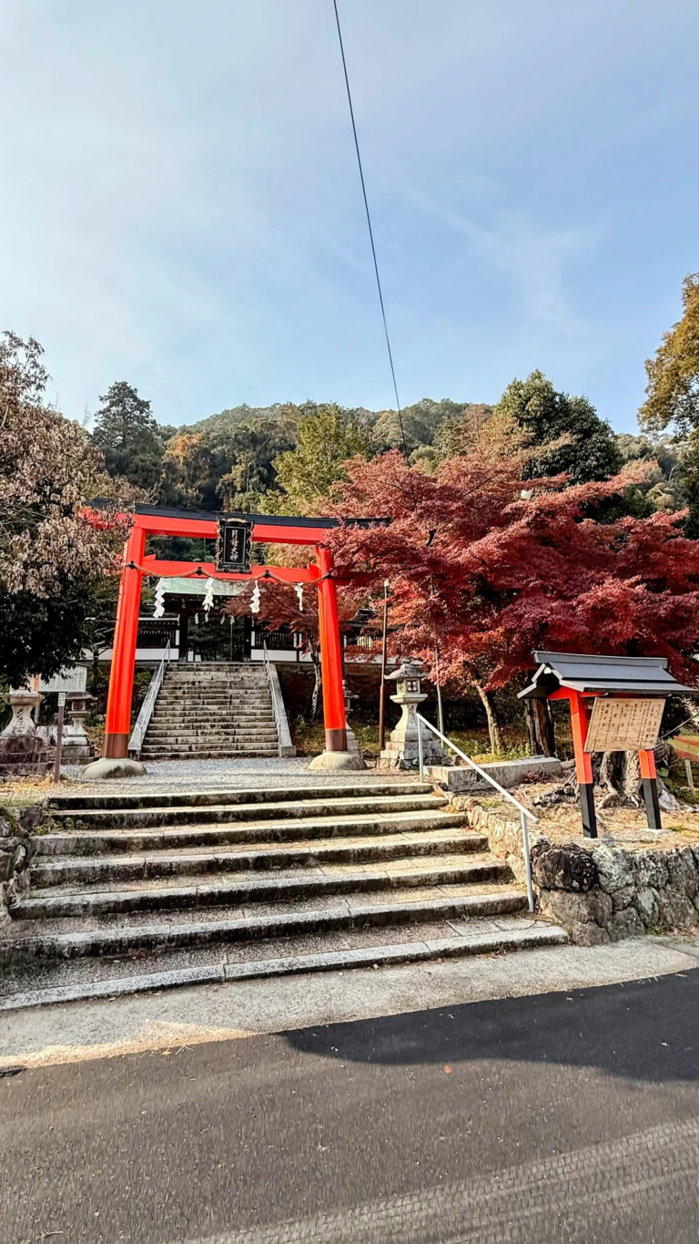 松尾大社から、鈴虫寺への道では、月読神社前を通ります。